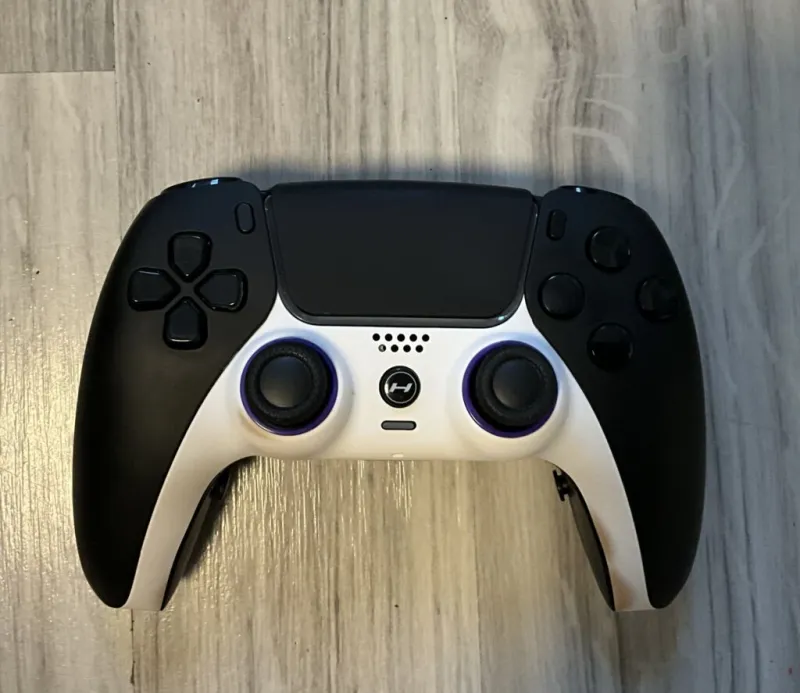 Speciálně upravený PlayStation 5 DualSense ovladač