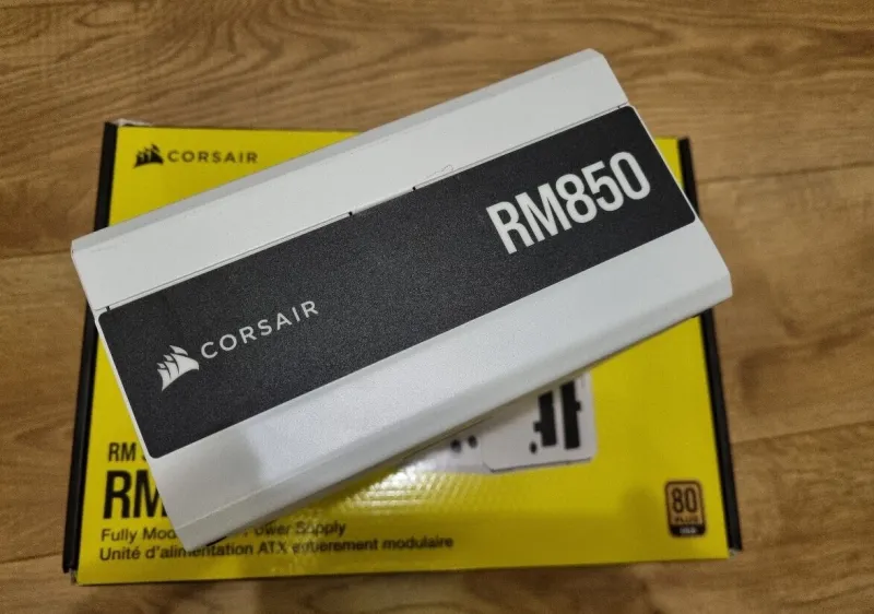 Corsair RM850 White - 850 W, MODULÁRNÍ, GOLD