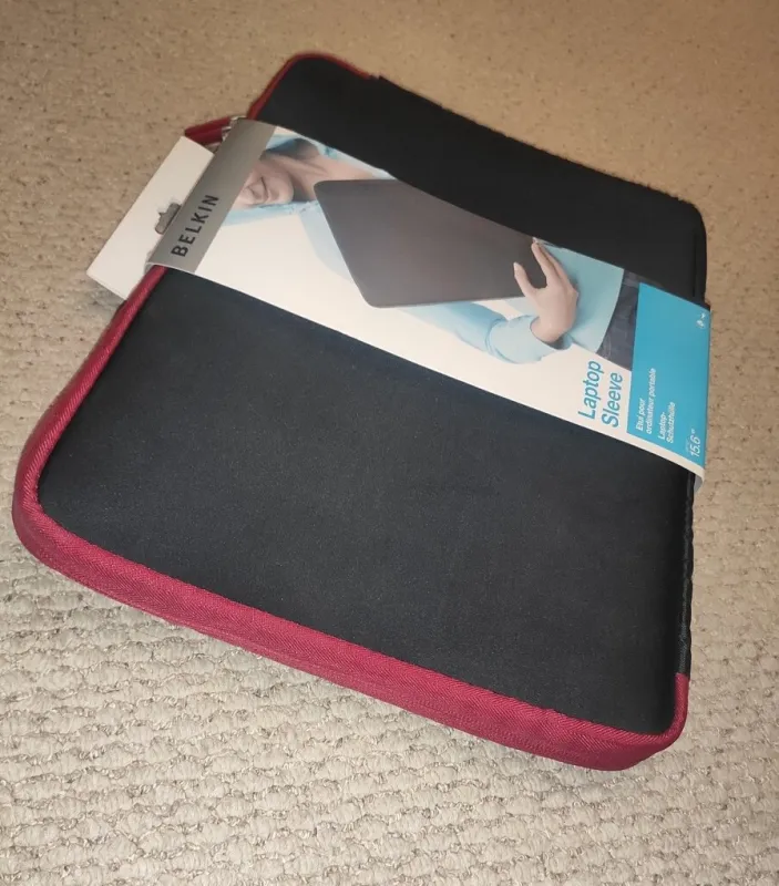 Belkin Neoprene Laptop Sleeve 15.6", černá